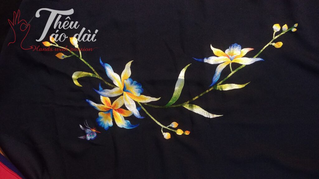 Ao-dai-vai-den-theu-hoa-canh-buom-1024x576 Áo dài thêu tay hoa cúc 