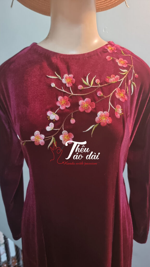 Ao-dai-vai-nhung-theu-hoa-dao-1-577x1024 Vẻ đẹp của áo dài nhung thêu tay đầy sang trọng Sản xuất 