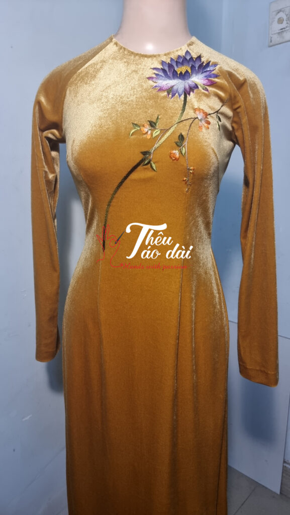 Ao-dai-vang-nhung-theu-hoa-sung--577x1024 Vẻ đẹp của áo dài nhung thêu tay đầy sang trọng Sản xuất 