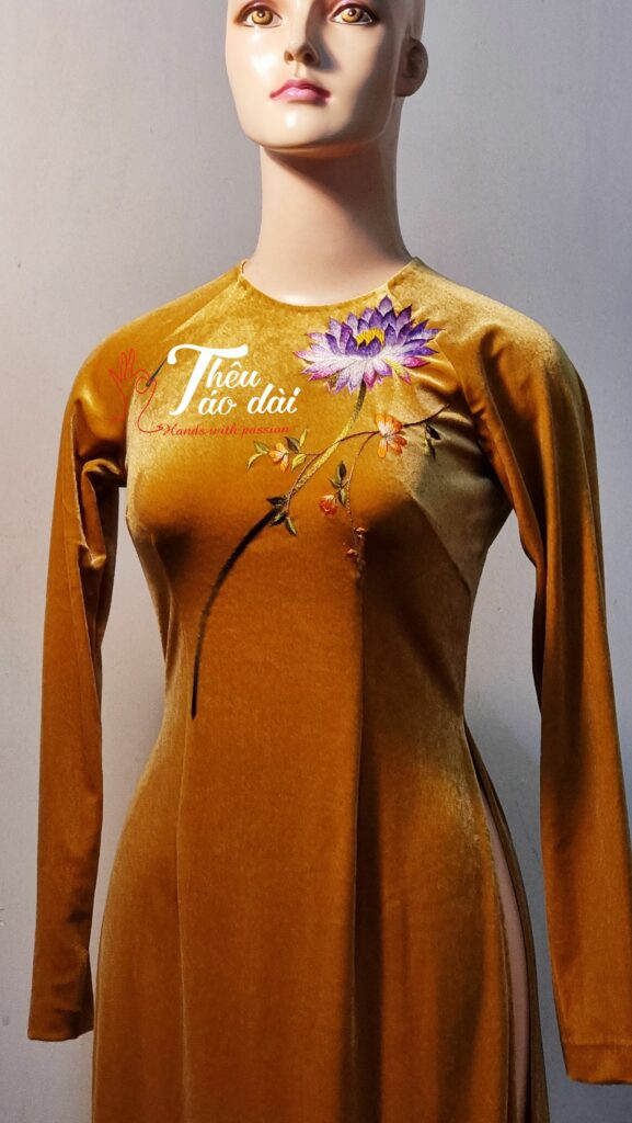Ao-dai-vang-nhung-theu-hoa-sung-2-577x1024 Nhận đặt áo dài thêu tay dành cho mẹ cô dâu sang trọng Sản xuất 