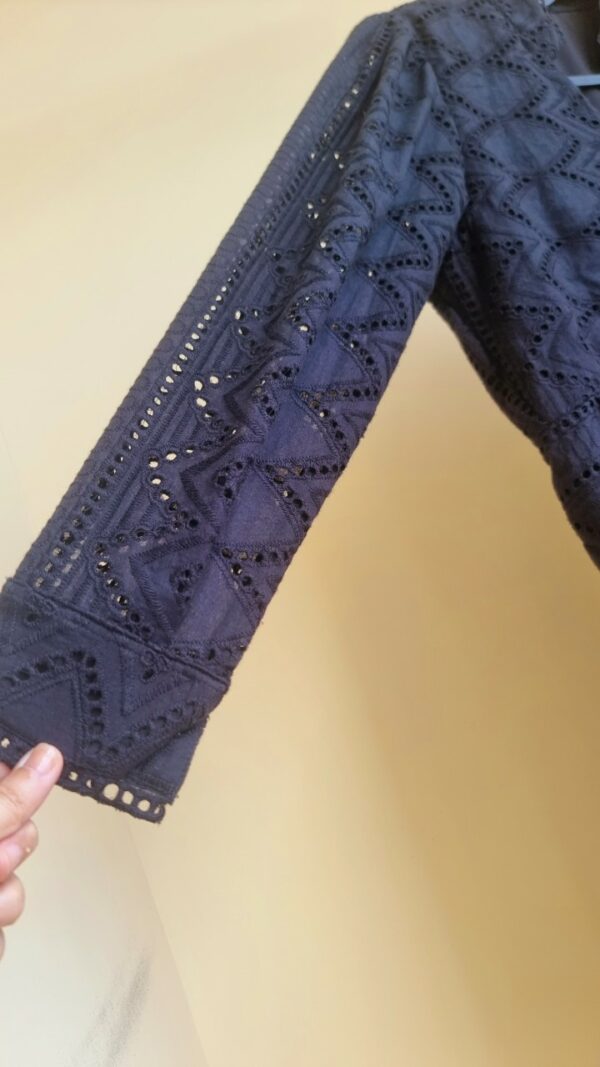 Đầm Đen Cổ V Vải Dập Hoa Văn Đục Lỗ Nổi Cao Cấp Đầm thiết kế đầm đen cổ V 5