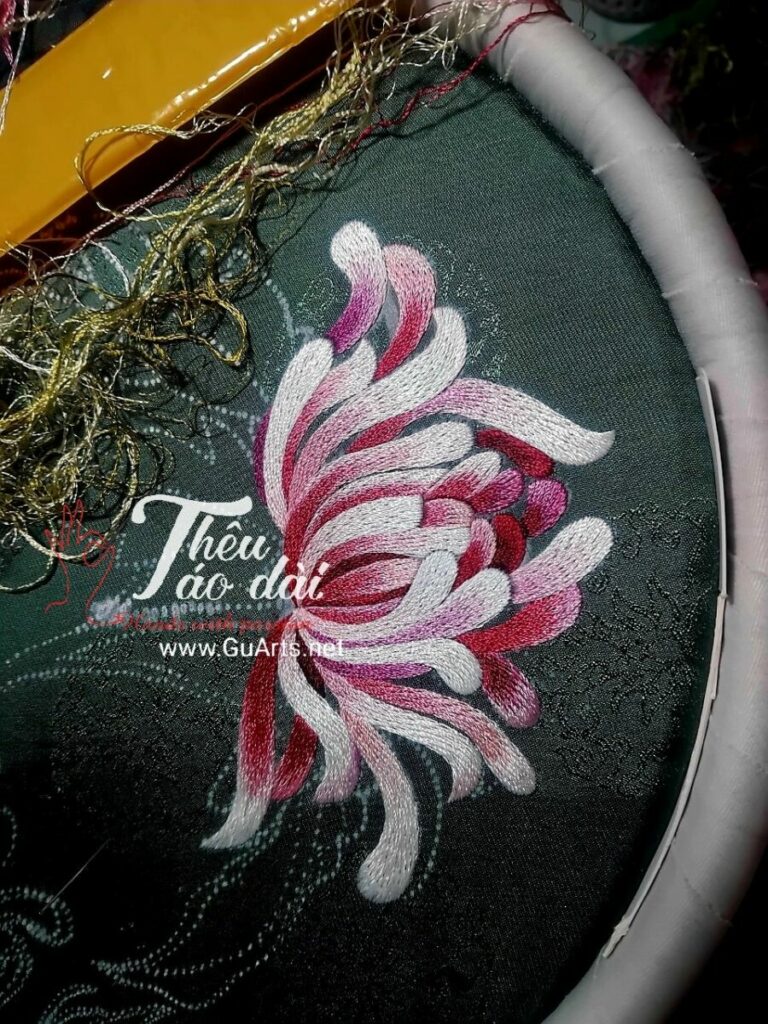 518825138_1204626455010546_6249619106874457917_n-768x1024 Áo dài lụa thêu tay hoa cúc 518825138_1204626455010546_6249619106874457917_n-768x1024 Áo dài lụa thêu tay hoa cúc