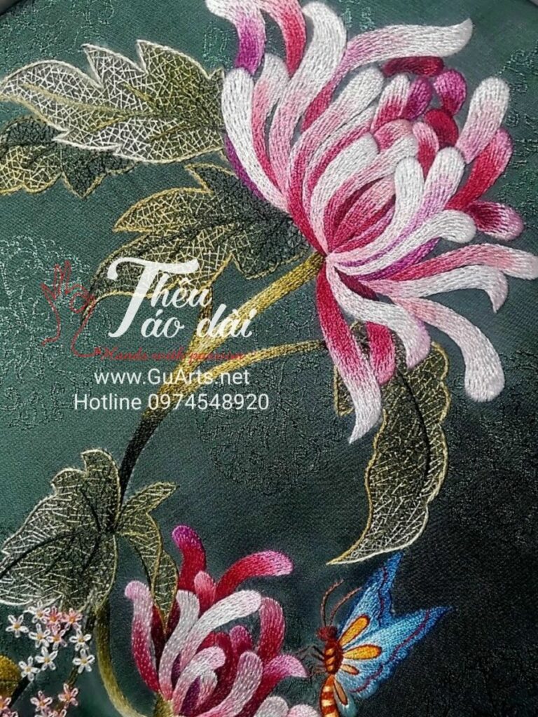 519452142_1204626441677214_3574726961097521010_n-768x1024 Áo dài lụa thêu tay hoa cúc 519452142_1204626441677214_3574726961097521010_n-768x1024 Áo dài lụa thêu tay hoa cúc