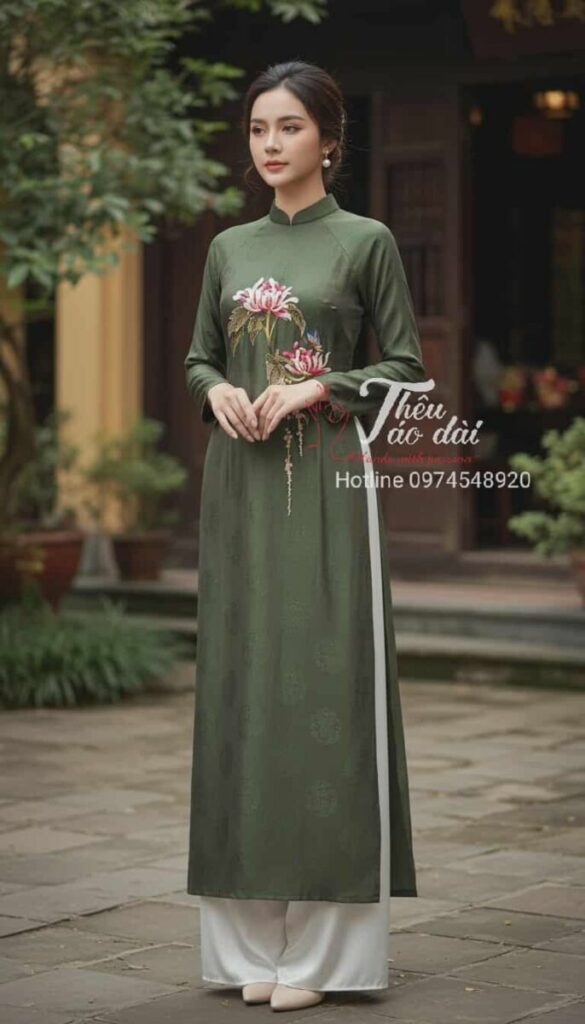 548677411_1307927254215673_196636333474033513_n-585x1024 Top 7 mẫu áo dài thêu tay thêu hoa hút hồn Thông tin 