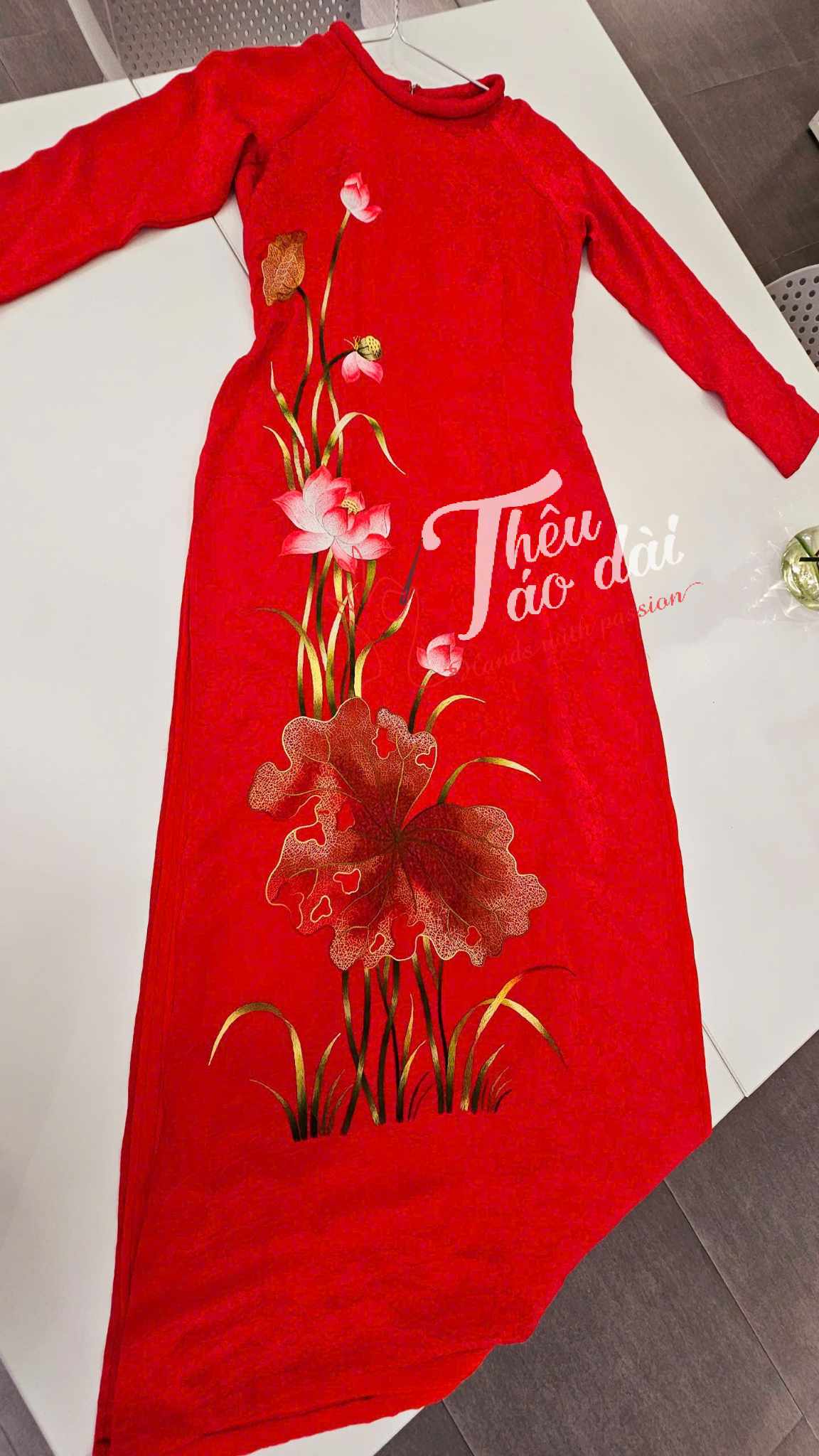 521142557_1741637936453324_5154729891785178789_n Bất ngời với BST áo dài thêu tay hoa sen cao cấp Sản xuất 521142557_1741637936453324_5154729891785178789_n Bất ngời với BST áo dài thêu tay hoa sen cao cấp Sản xuất