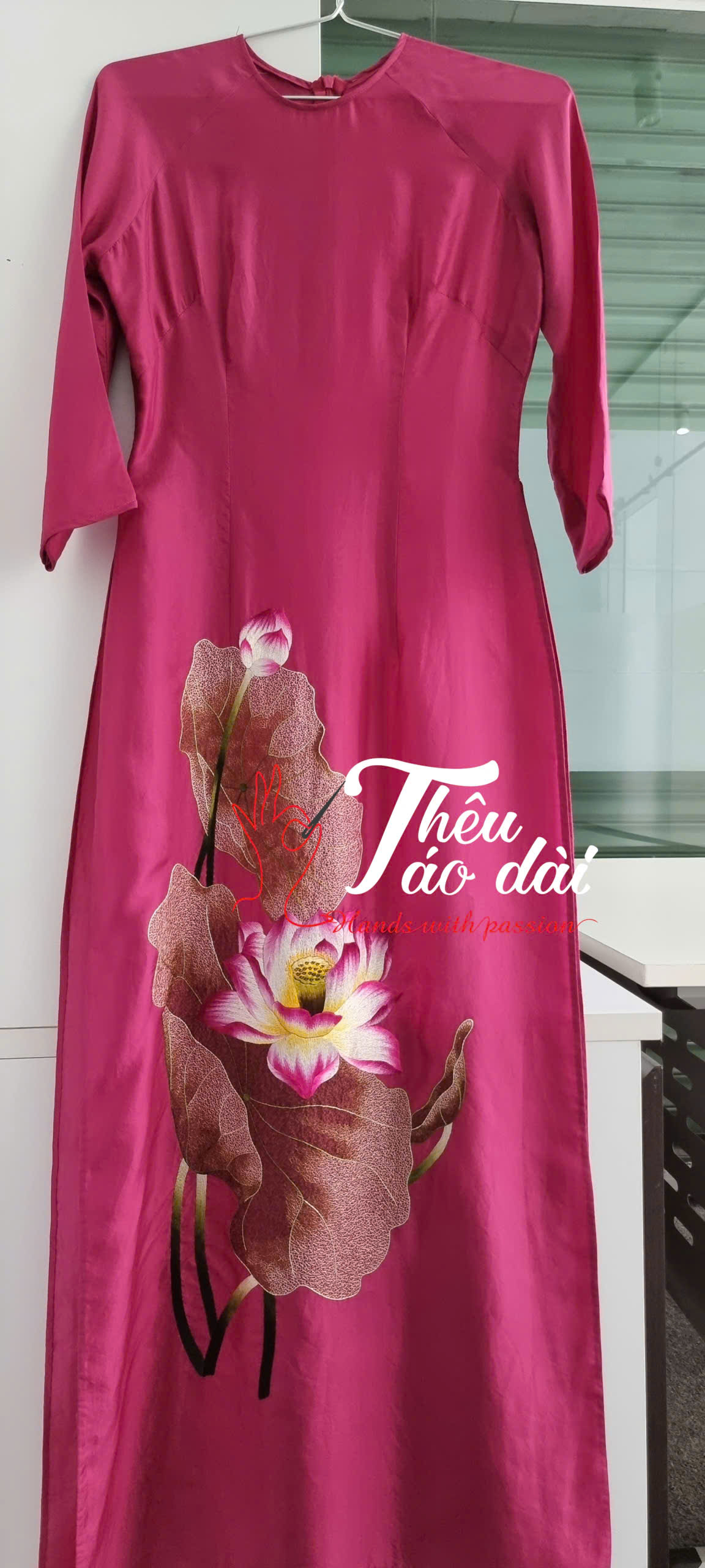 9a521c36e6866bd83297 Bất ngời với BST áo dài thêu tay hoa sen cao cấp Sản xuất 9a521c36e6866bd83297 Bất ngời với BST áo dài thêu tay hoa sen cao cấp Sản xuất